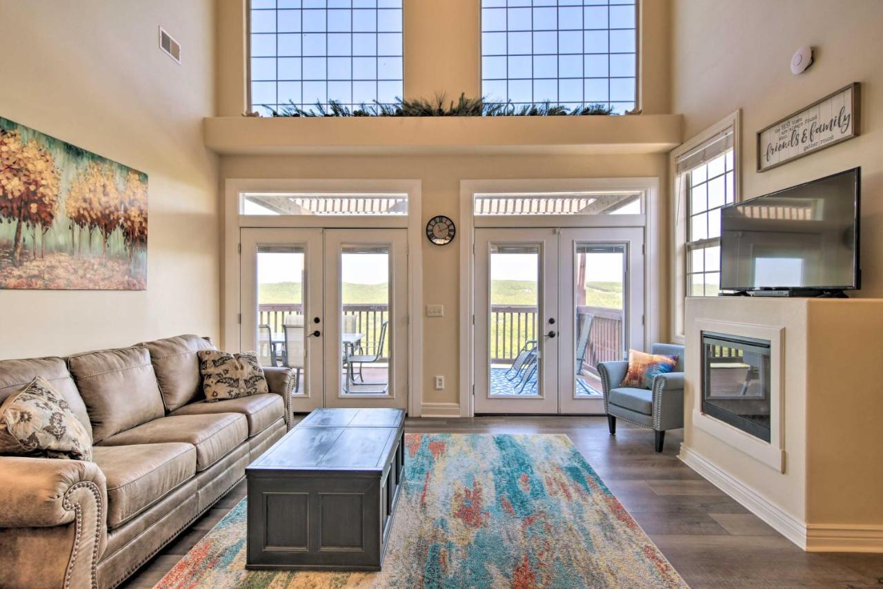 Luxe Branson Retreat With Mtn Views And Pool Access! Appartement Buitenkant foto