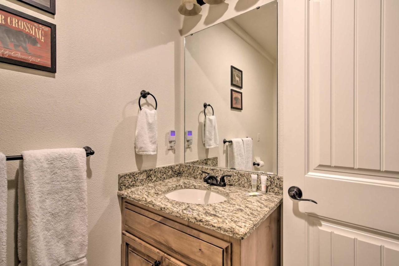 Luxe Branson Retreat With Mtn Views And Pool Access! Appartement Buitenkant foto