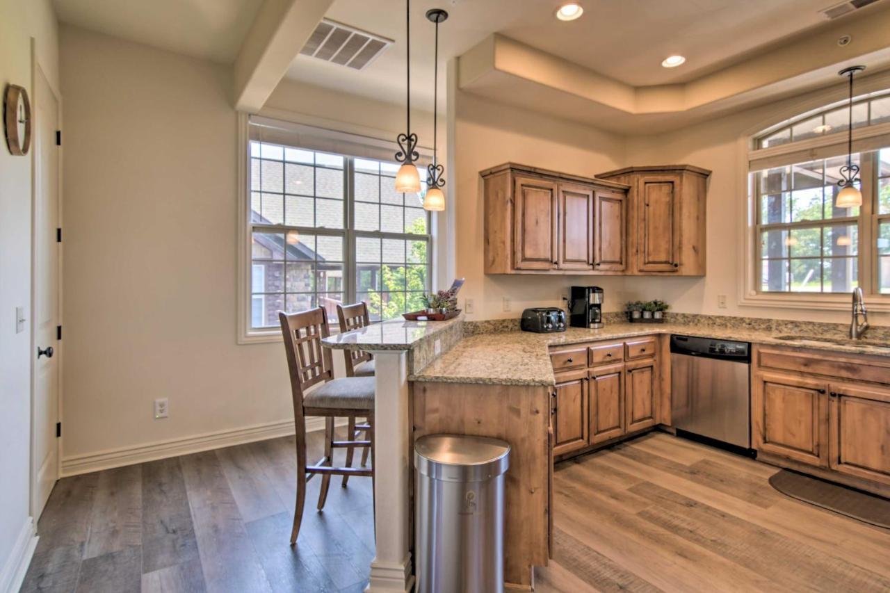 Luxe Branson Retreat With Mtn Views And Pool Access! Appartement Buitenkant foto