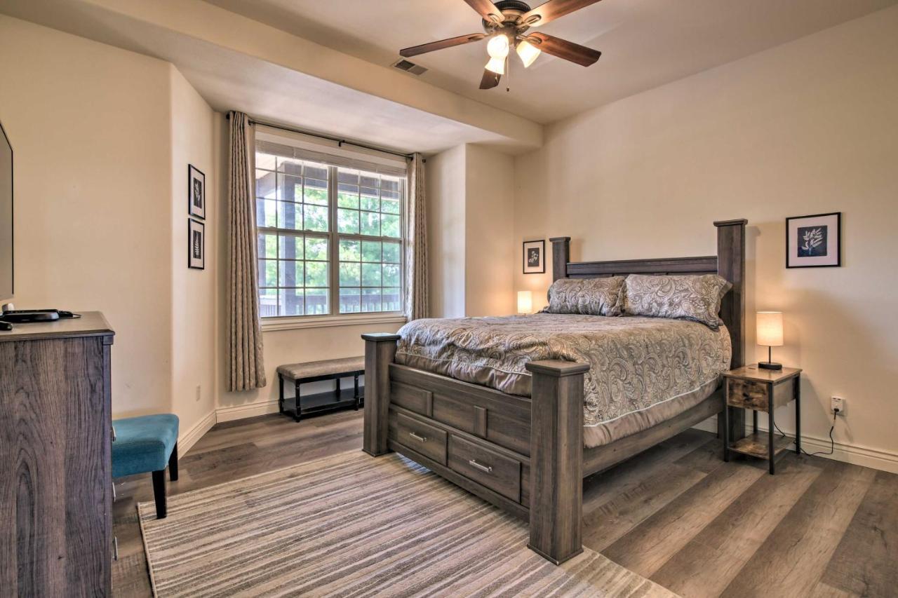 Luxe Branson Retreat With Mtn Views And Pool Access! Appartement Buitenkant foto