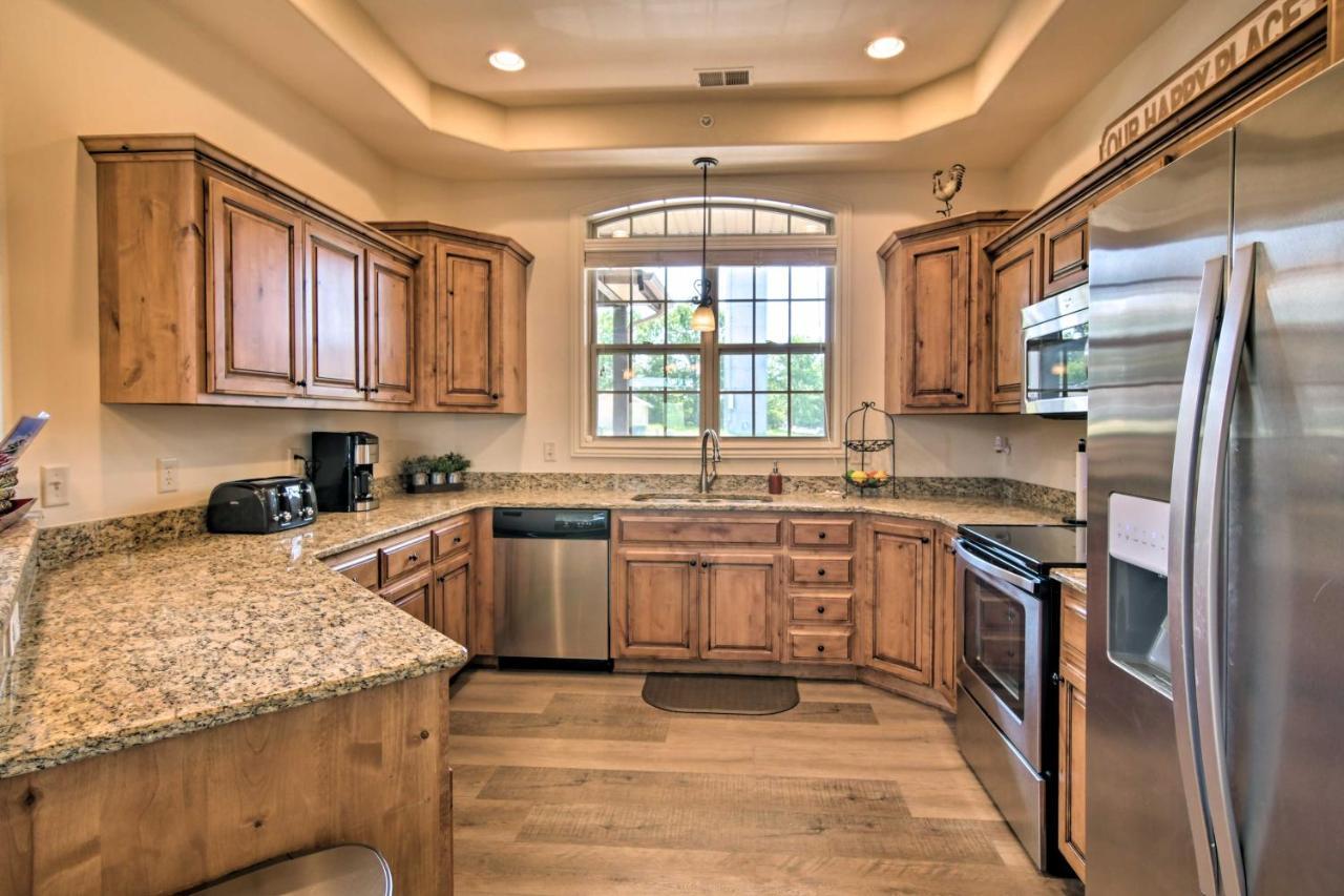 Luxe Branson Retreat With Mtn Views And Pool Access! Appartement Buitenkant foto