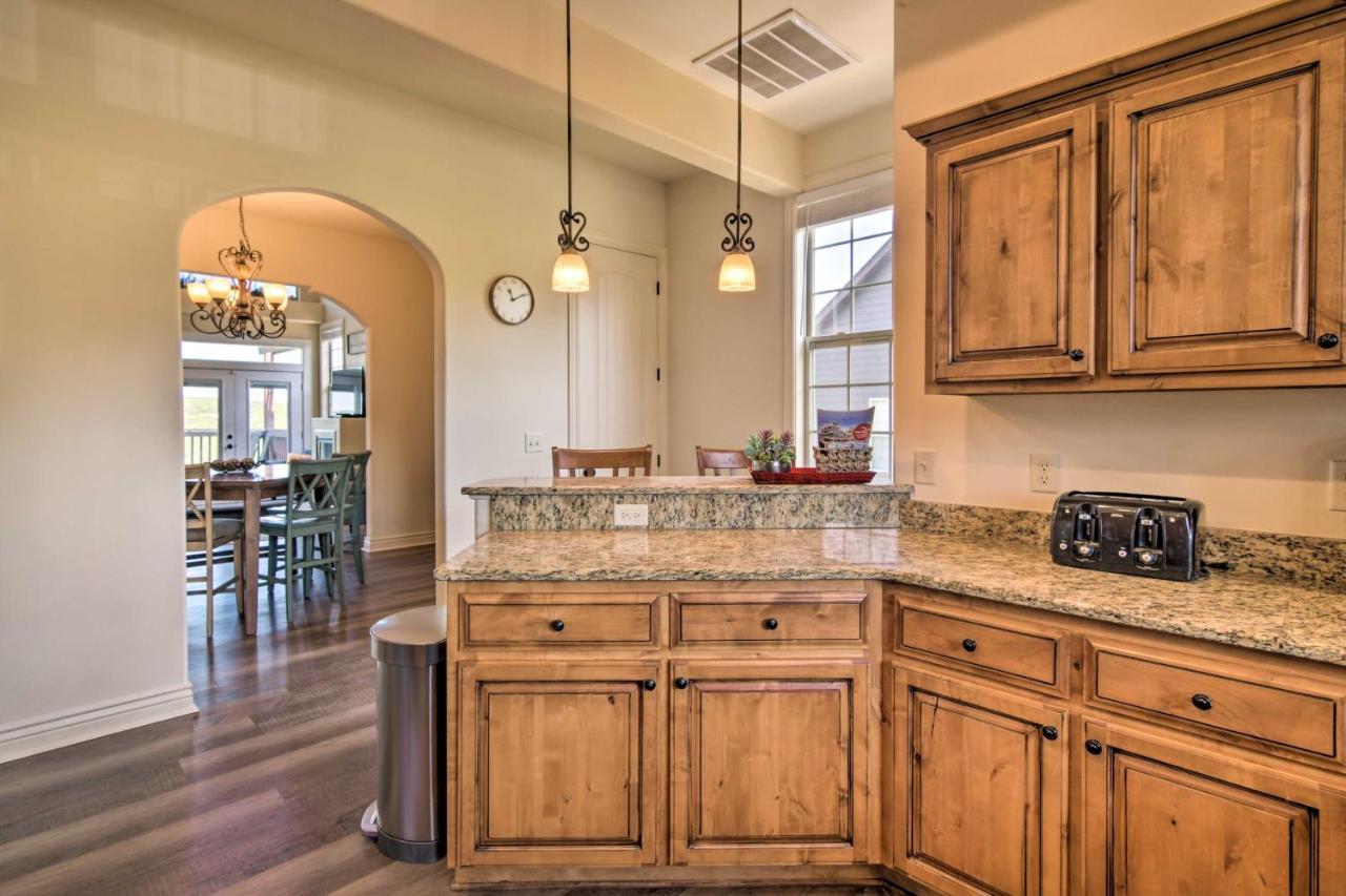 Luxe Branson Retreat With Mtn Views And Pool Access! Appartement Buitenkant foto