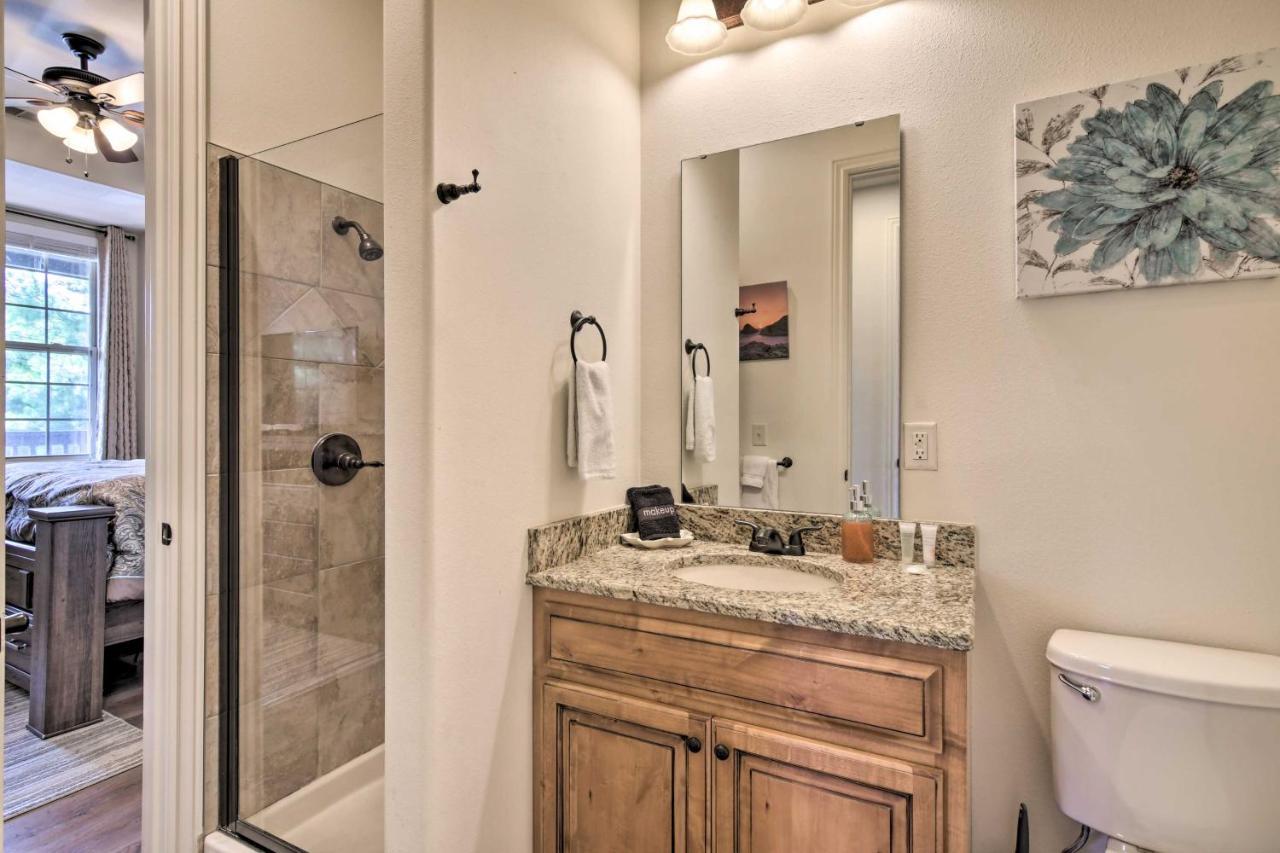 Luxe Branson Retreat With Mtn Views And Pool Access! Appartement Buitenkant foto